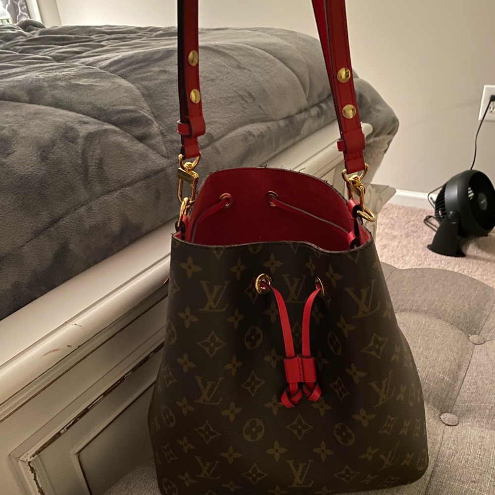 Authentic Louis Vuitton NÉONOÉ